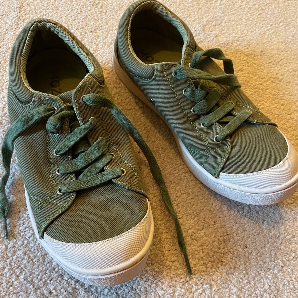 MOZO sneakers